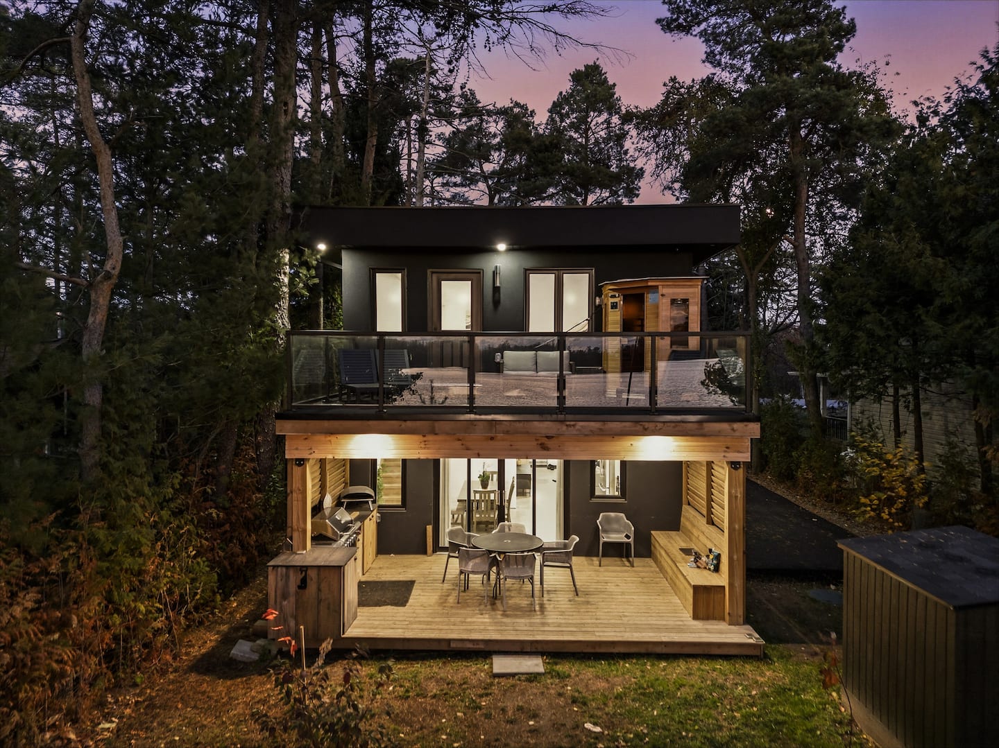 Casa Del Capo exterior at dusk — Lake St. George